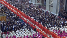 I cardinali arrivano nella Basilica di San Pietro per la messa pre-conclave