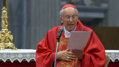 Il cardinale Re invoca l’aiuto dello “Spirito Santo” per eleggere il papa