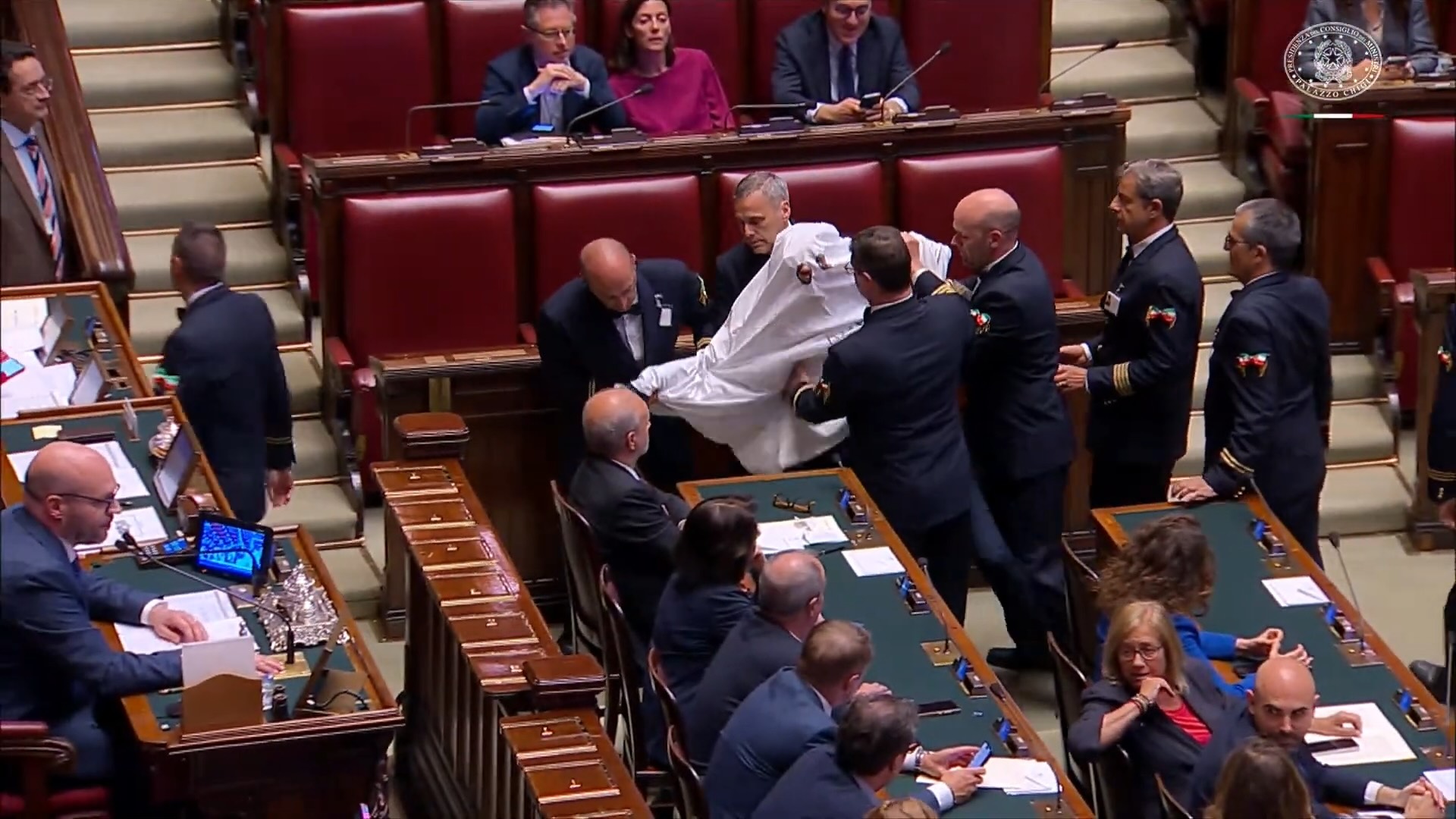 Depuato Magi vestito da fantasma viene espulso dalla Camera