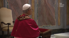 Papa Leone XIV prega dopo essere stato eletto