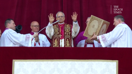 Le prime parole pubbliche di Leone XIV: «La pace sia con tutti voi»