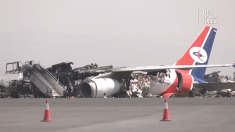 Aereo sventrato sulla pista in Yemen