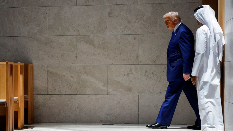 Il presidente degli Stati Uniti Donald Trump visita la sinagoga Moses Ben Maimon presso l'Abrahamomic Family House durante l'ultima tappa della sua visita nel Golfo, ad Abu Dhabi , Emirati Arabi Uniti, 16 maggio 2025. REUTERS/Brian Snyder