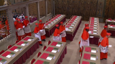 I cardinali entrano nella Cappella Sistina per l’inizio del conclave