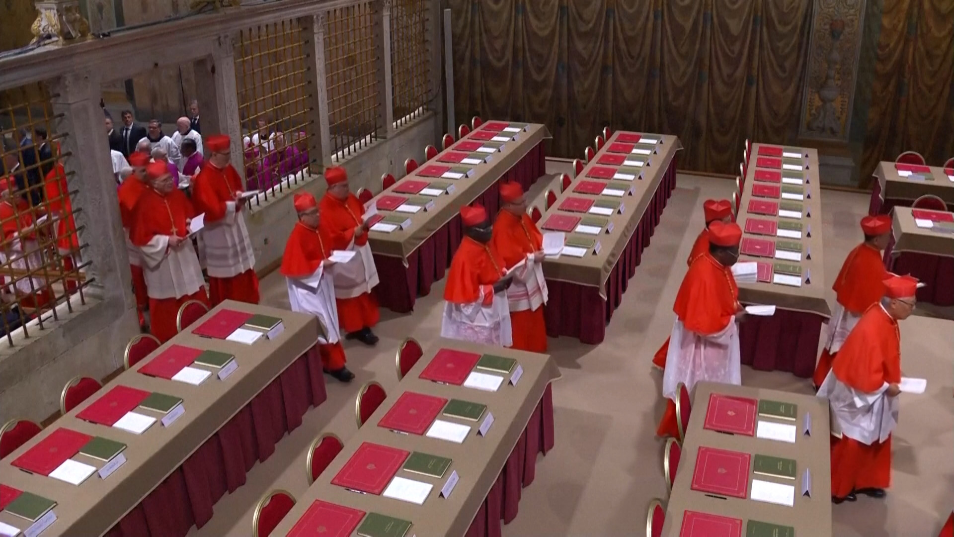 I cardinali entrano nella Cappella Sistina per l’inizio del conclave