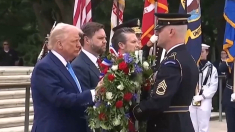 Trump rende omaggio ai militari caduti nel Giorno della Memoria