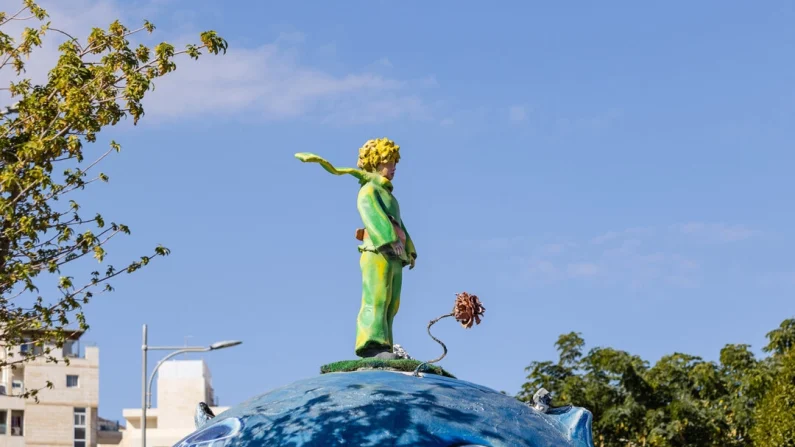 Monumento dedicato al personaggio di Antoine de Saint-Exupery, "Il Piccolo Principe". AllyE/Shutterstock. (Traduzione da Epoch Times)