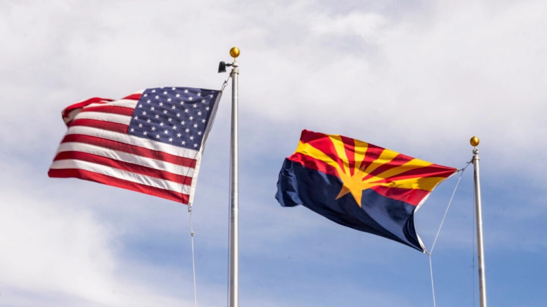 Le bandiere dell'Arizona e degli Stati Uniti a Terra Vista, in Arizona, il 5 marzo 2025. John Fredricks/The Epoch Times