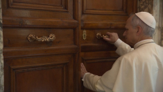 Leone XIV rimuove i sigilli dall’appartamento papale