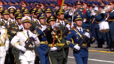 L’esercito comunista cinese sfila a fianco di quello russo a Mosca