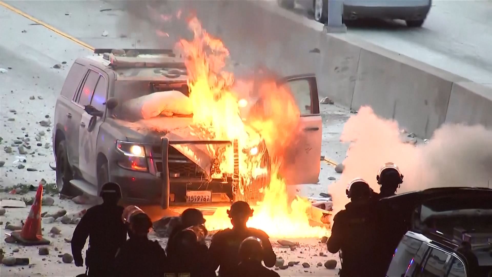 Los Angeles a ferro e fuoco I rivoltosi attaccano la polizia