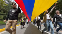 Migliaia in marcia in Colombia in solidarietà al senatore Uribe ferito in un attentato
