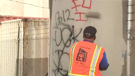 A Los Angeles rimozione dei graffiti dopo le proteste