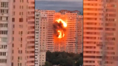 Il video cattura il momento in cui un drone russo colpisce un edificio residenziale a Kiev