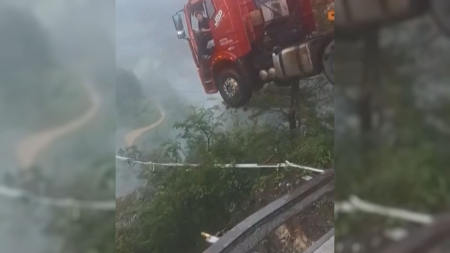 Camionista rimane sospeso nel vuoto dopo il crollo di un ponte in Cina