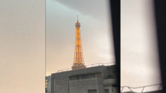 La Torre Eiffel scompare tra pioggia e nuvole Parigi sotto la tempesta