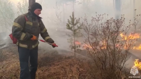 Incendi al Lago Baikal vigili del fuoco in lotta senza sosta contro le fiamme