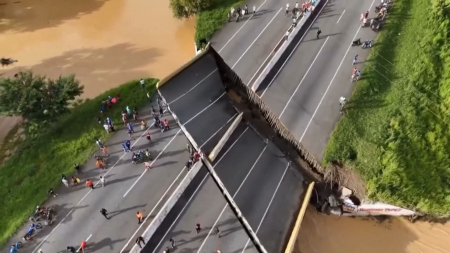 Crollo di un ponte in Venezuela dopo piogge torrenziali