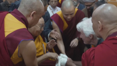 Il Dalai Lama benedice i fedeli e Richard Gere a Dharamsala