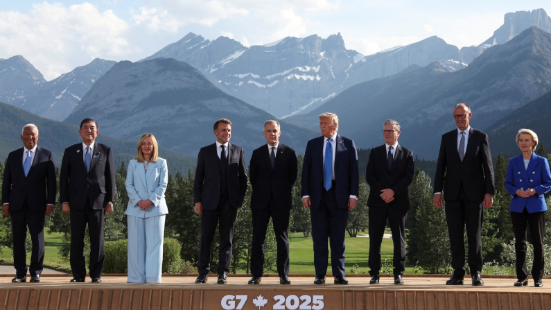 Il Presidente del Consiglio europeo António Costa, il Primo Ministro giapponese Shigeru Ishiba, il Presidente del Consiglio italiano Giorgia Meloni, il Presidente francese Emmanuel Macron, il Primo Ministro canadese Mark Carney, il Presidente degli Stati Uniti Donald Trump, il Primo Ministro britannico Keir Starmer, il Cancelliere tedesco Friedrich Merz e la Presidente della Commissione europea Ursula von der Leyen posano per una foto di gruppo durante il Vertice del G7, a Kananaskis, Alberta, Canada, 16 giugno 2025  (foto di repertorio, REUTERS/Suzanne Plunkett/Pool).