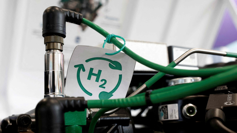 FOTO D'ARCHIVIO: Il logo H2 alla fiera Hyvolution di Parigi, Francia, 28 gennaio 2025. REUTERS/Benoit Tessier/Foto d'archivio