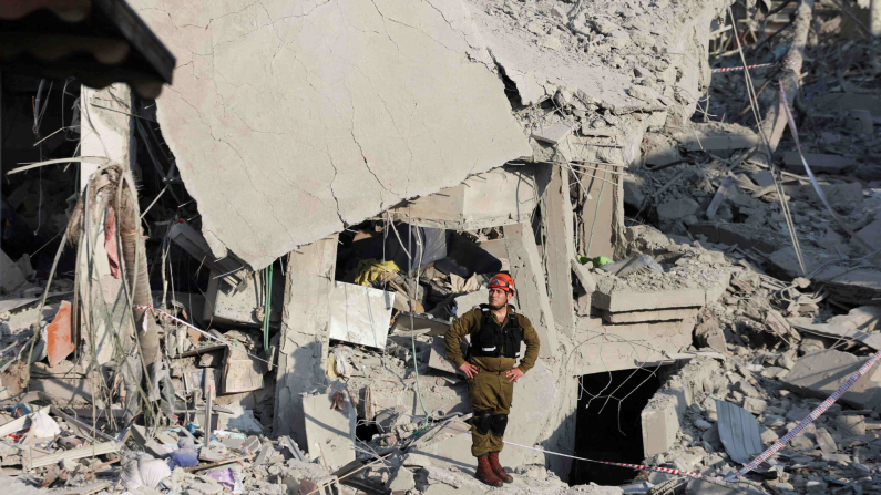 Un soccorritore lavora sul sito dell'impatto in seguito all'attacco missilistico dell'Iran contro Israele, a Rishon LeZion, Israele, 14 giugno 2025. REUTERS/Ronen Zvulun