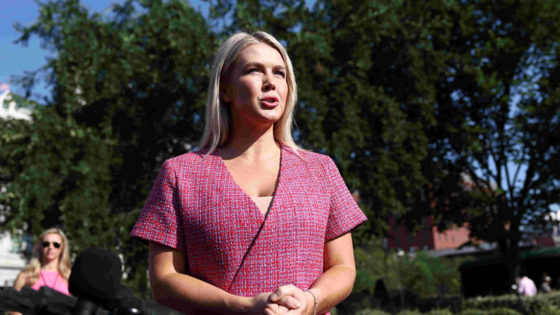 La portavoce della Casa Bianca, Karoline Leavitt, parla ai giornalisti alla Casa Bianca a Washington, DC, Stati Uniti, 23 giugno 2025. REUTERS/Kevin Lamarque/Foto d'archivio