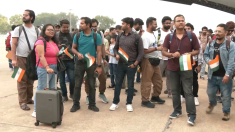 Cittadini indiani atterrano a Nuova Delhi dopo essere stati evacuati da Israele