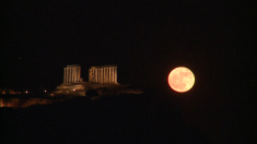La “Luna delle Fragole” sorge dietro un antico tempio greco