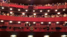 Trump accolto da applausi e fischi al Kennedy Center mentre assiste a Les Misérables