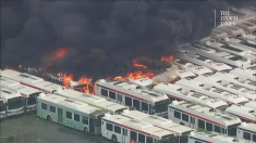 Devastante incendio in un deposito di autobus a Philadelphia