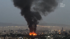 Fiamme e fumo nei cieli di Teheran