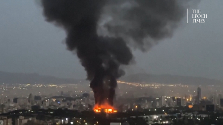 Fiamme e fumo nei cieli di Teheran
