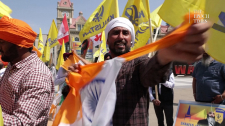 Manifestanti anti-Modi distruggono le bandiere indiane durante la protesta al G7