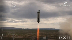 La Blue Origin di Bezos porta sei passeggeri nello spazio