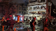 Squade di emergenza all’opera dopo l’attacco iraniano su Tel Aviv