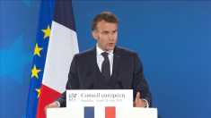 Macron: l’Ue non deve piegarsi
