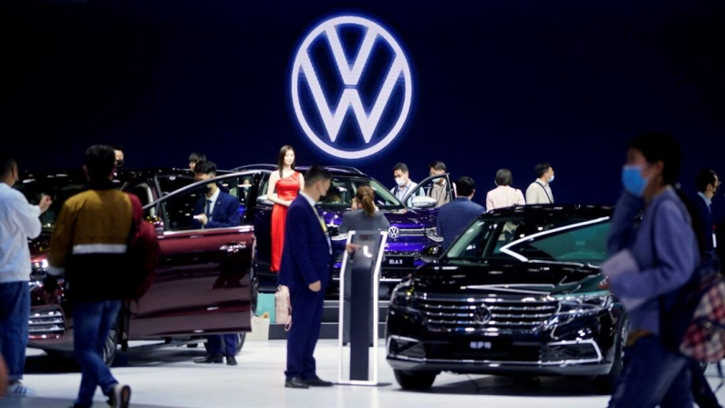 Lo stand Volkswagen alla fiera Auto Shanghai a Shanghai, Cina, il 19 aprile 2021. Aly Song/Reuters