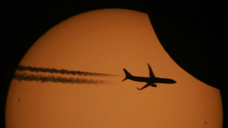 FOTO D'ARCHIVIO: Un'immagine scattata con un telescopio mostra la sagoma di un aereo contro il sole durante un'eclissi solare parziale nell'insediamento di Kojori, fuori Tbilisi, Georgia, il 25 ottobre 2022. REUTERS/Irakli Gedenidze/Foto d'archivio