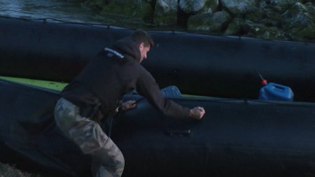 Polizia francese buca gommone di migranti