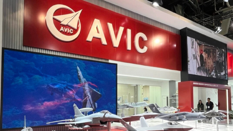 Lo stand dell'Aviation Industry Corporation of China (AVIC) al Salone dell'Aeronautica di Parigi a Le Bourget, Francia, il 21 giugno 2025. Foto: Etienne Fauchaire/The Epoch Times