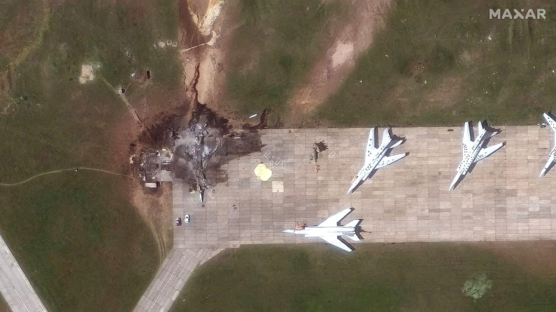 FOTO D'ARCHIVIO: Un'immagine satellitare mostra un aereo TU 22 distrutto in seguito a un attacco di droni alla base aerea di Belaya, nella regione di Irkutsk, in Russia, il 4 giugno 2025, Maxar Technologies/Handout via REUTERS/File Photo