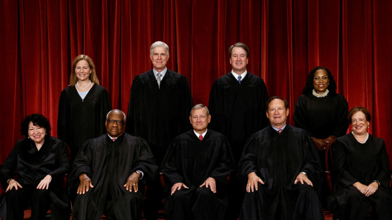 I giudici della Corte Suprema degli Stati Uniti posano per il loro ritratto di gruppo presso la Corte Suprema a Washington, USA, 7 ottobre 2022. Seduti da sinistra a destra: i giudici Sonia Sotomayor, Clarence Thomas, il Presidente della Corte Suprema John G. Roberts, Jr., Samuel A. Alito, Jr. ed Elena Kagan. In piedi da sinistra a destra i giudici: Amy Coney Barrett, Neil M. Gorsuch, Brett M. Kavanaugh e Ketanji Brown Jackson (foto archivio REUTERS/Evelyn Hockstein).