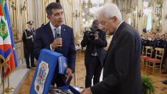 Mattarella riceve un dono dalla Polizia Penitenziaria
