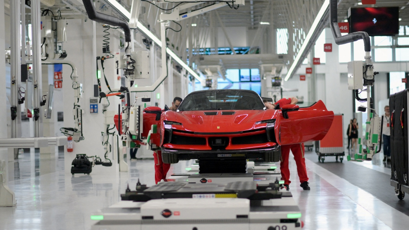 I dipendenti lavorano presso la nuova struttura "e-building" della Ferrari, dove il produttore di auto sportive di lusso sta testando le linee prima dell'atteso avvio della produzione di auto all'inizio del 2025, a Maranello, Italia, 21 giugno 2024 (foto REUTERS/Daniele Mascolo)