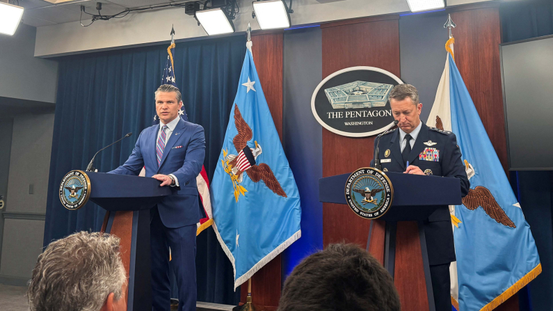 Il ministro della Difesa degli Stati Uniti Pete Hegseth e il Generale Dan Caine alla conferenza stampa al Pentagono ad Arlington, Virginia, Stati Uniti, 26 giugno 2025. Foto: REUTERS/Idrees Ali