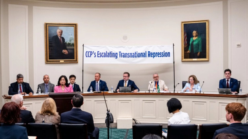 La Ceo di Epoch Times, Janice Trey (terza da sinistra), interviene durante un evento sulla crescente repressione transnazionale da parte del Pcc, a Capitol Hill il 6 giugno 2025. (Madalina Vasiliu/The Epoch Times)
