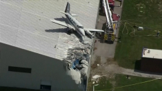 Aereo si schianta sul tetto di un hangar in Kansas