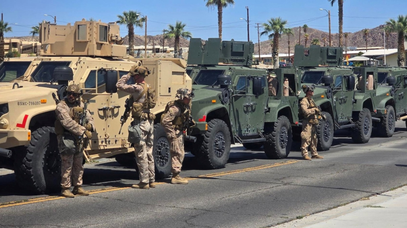 Marines in piedi vicino a veicoli mentre si preparano a partire per Los Angeles il 9 giugno 2025 (foto: U.S. Northern Command via X/Handout via REUTERS)