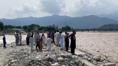 Inondazione travolge bambini e soccorritori in Pakistan, nove morti